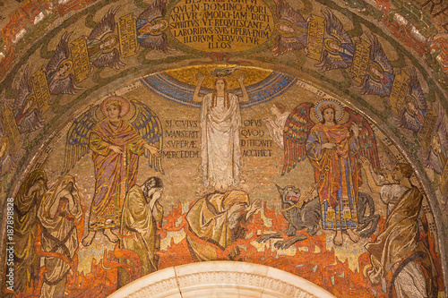Fotografía LONDON, GREAT BRITAIN - SEPTEMBER 17, 2017: The mosaic of symbolic last judgment in Westminster cathedral designed by Clayton & Bell (begin of 20