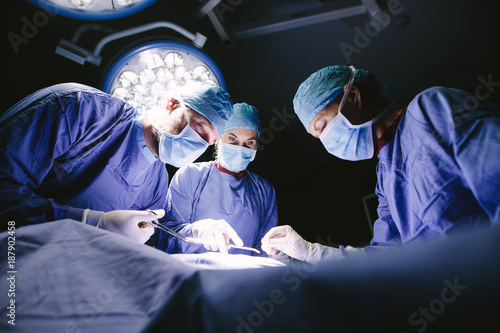Fotografía Group of surgeons doing surgery in hospital