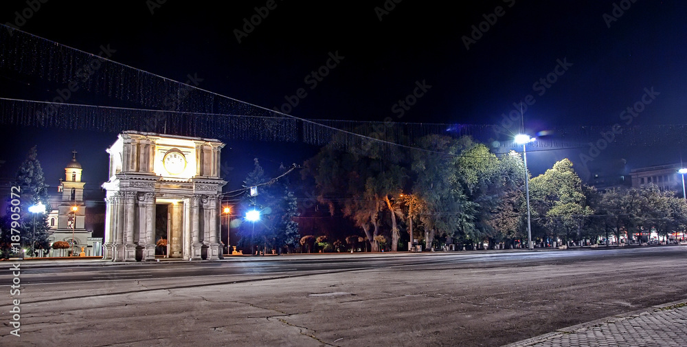 Obraz na płótnie The central square of Chisinau The Arc de Triomphe and the bell tower w salonie