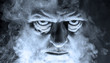 © Rainer Fuhrmann - das Porträt eines dämonisch aussehenden Mannes, umgeben von Nebel