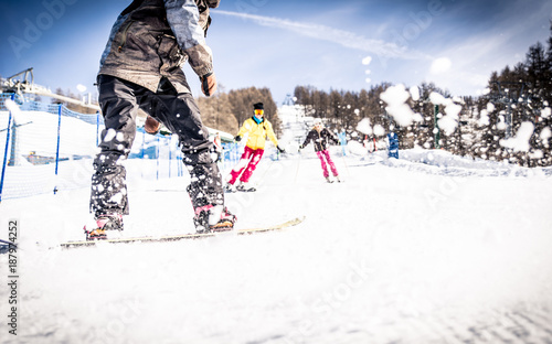 Fotografía Friends skiing and snowboarding on the snow tracks