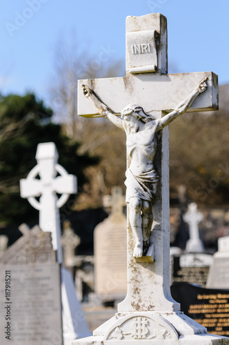 Fotografía Crucifix gravestone in an Irish graveyard.