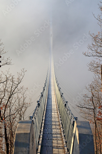 Obrazy most wiszący  most-wiszacy-w-poblizu-morsdorf-w-hunsruck-zle-perspektywy-we-mgle
