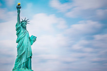 Freiheitsstatue Vor Blauen Himmel In New York City, USA