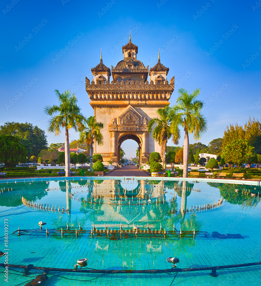 Patuxay monument in Vientiane, Laos - obrazy, fototapety, plakaty 