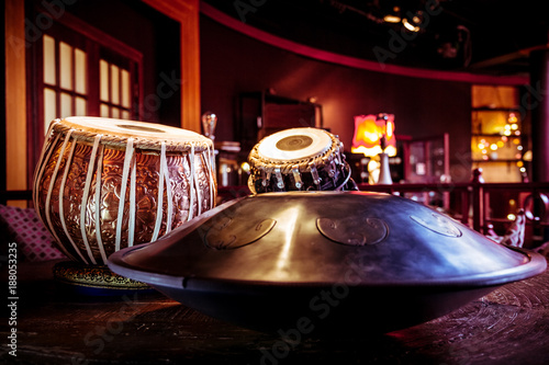 Fotografía ethnic musical instruments tabla and hang in the interior of the chill-out