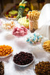 Kompozycja na stole z kolorowymi ciasteczkami i różnymi słodyczami przygotowanymi dla gości