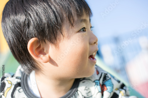 笑顔の子供のアップ横顔 Stock Photo Adobe Stock