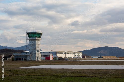 Zdjęcie XXL Sterowanie lotem wieża kontroli lotów na lotnisku w górach