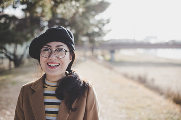 Wall Mural - 陽気な日本人女性 屋外 冬