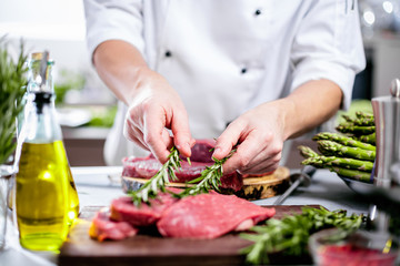 Wall Mural - Chef Koch in der Küche,Steak Fleisch Zubereitung