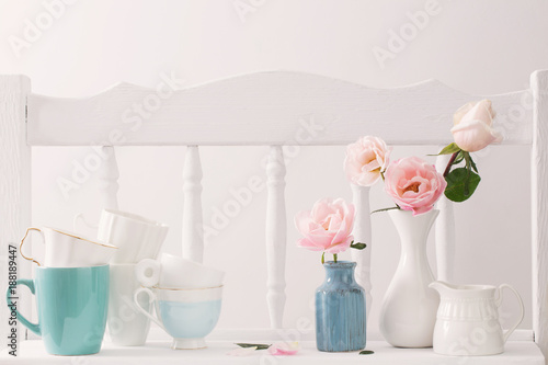 Fotovorhang - pink roses on vintage wooden white shelf (von Maya Kruchancova)