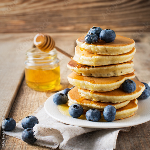 nalesniki-domowe-pancakes-z-borowkami-z-miodem-na-drewnianym-stole