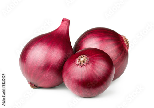Fotomural Red onions isolated on white background
