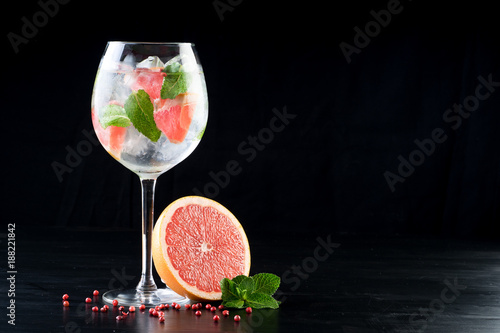 Photographie fancy gin and tonic selection drink alcohol cocktail craft fresh fruit spices mi