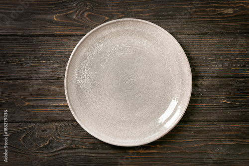Cuadros en Lienzo Ceramic plate on wooden background
