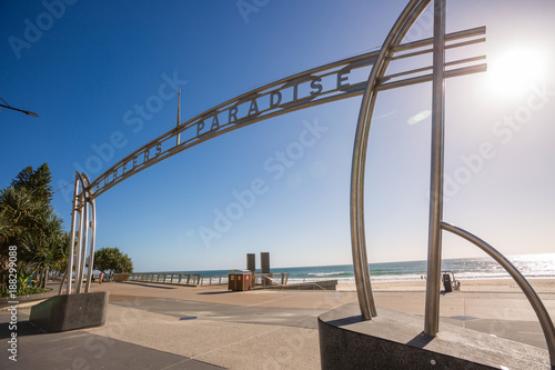 Valokuva Gold Coast, Queensland/Australia - 15 January 2018: Morning view of the Surfers Paradise sign at the intersection of Cavil Ave and The Esplanande