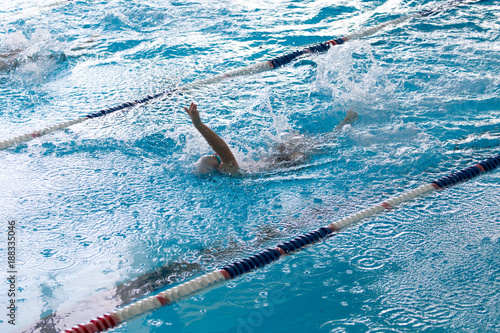 Plakat chłopiec na kąpieli w basenie sportowym