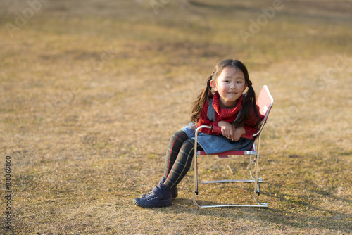 公園で椅子に座る女の子 Stock 写真 Adobe Stock
