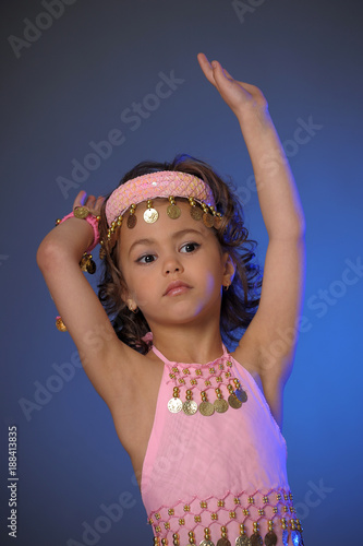 Cuadros en Lienzo Little girl in oriental costume.