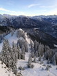 Hohe Berge und tiefe Täler mit schneebedecktem Nadelwald am Gipfel des Laber in Oberammergau bei Garmisch-Partenkirchen im Winter im schönen Oberbayern