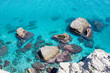Azurblaues Wasser an der Felsenküste von Nerja, Costa del Sol, Andalusien, Spanien