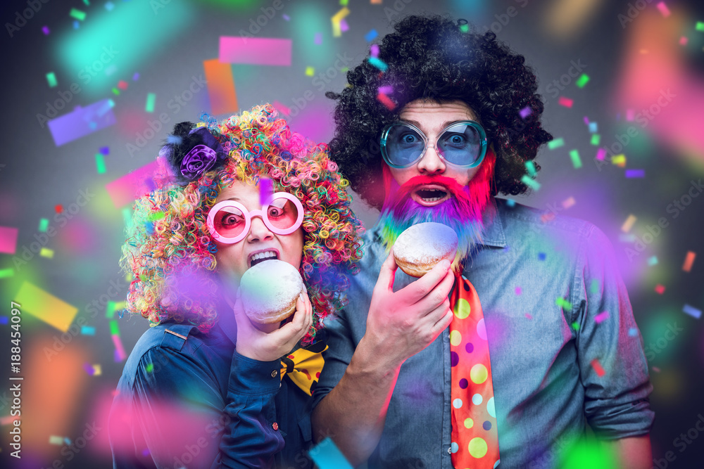 Photo Stock Faschings Krapfen (Lüstige Frau und Mann) | Adobe Stock