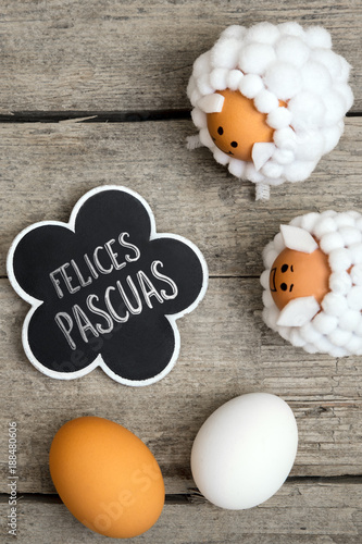 Grusskarte Aus Spanien Tierfiguren Und Eier Auf Holz Text Spanisch Frohe Ostern Stock Photo Adobe Stock