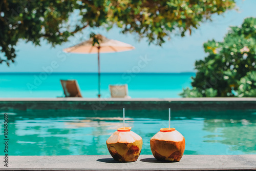 Fotografía two coconut drinks on tropical beach resort