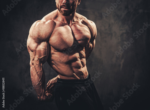 Fotomural Man showing his muscular body