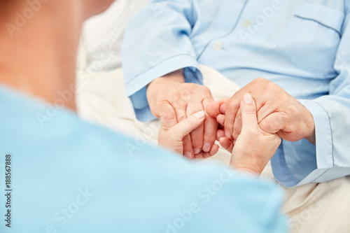 Fotografie, Obraz Altenpflegerin hält die Hände eines Patienten