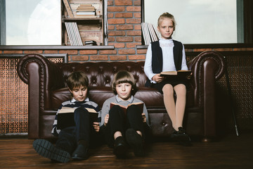 Wall Mural - children reading books