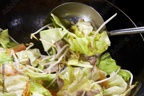 中華鍋で作る本格野菜炒め Stock Photo Adobe Stock 中華鍋で作る本格野菜炒め Stock Photo Adobe Stock