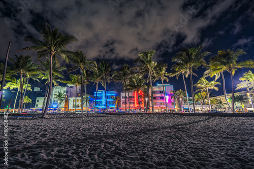 Plakat Ocean przejażdżki ulica z iluminującymi budynkami w Miami, Floryda