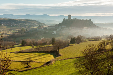 château de Polignac dans la brume matinale