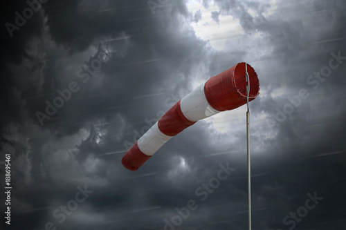 Zdjęcie XXL Ostrzeżenie przed wiatrem i burzą