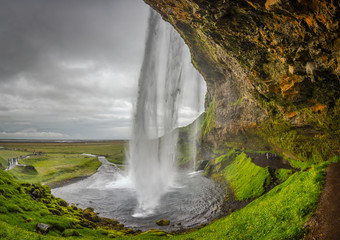  Widoki na Islandię z majestatycznymi wodospadami, ogromne otwarte przestrzenie