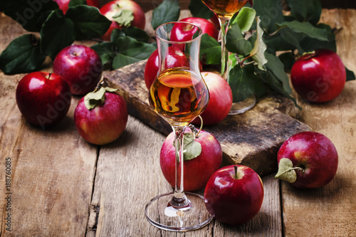 Zdjęcie XXL Francuski jabłczany silny alkoholiczny napój życie w wieśniaka stylu, wciąż, rocznika drewniany tło, selekcyjna ostrość