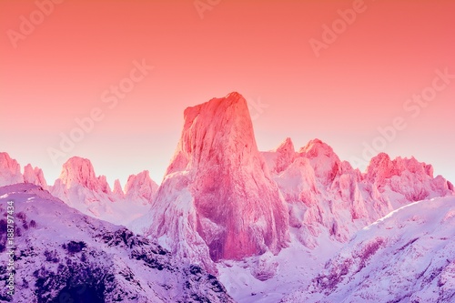 Foto  Naranjo de Bulnes at dawn in Picos de Europa.
