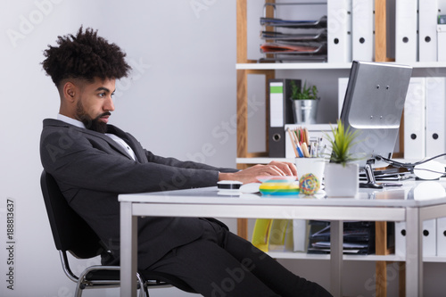 Fotomural Businessman Working On Computer