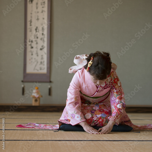 お辞儀をする着物姿の女性 Stock Photo Adobe Stock