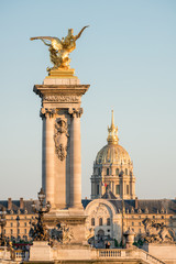 Fototapete - Hotel des Invalides und Pont Alexandre III in Paris, Frankreich