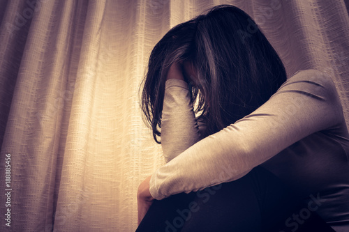 Fotografía depressed women sitting in the dark room, alone, sadness, emotional concept