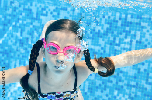 Plakat Dziecko pływa w basenie pod wodą, chętnie nurkuje aktywnie i ma zabawę pod wodą, fitness dla dzieci i sport na rodzinne wakacje