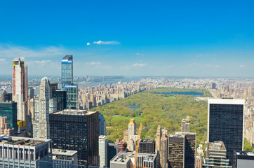 Fototapete - New York City skyline, central park and urban skyscrapers of Manhattan aerial view from above
