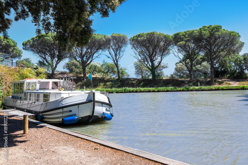 Fotografía Vacation boat in Canal du Midi, family travel by barge in Southern France