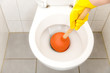 Toilette verstopft - Klo mit Pömpel reinigen
