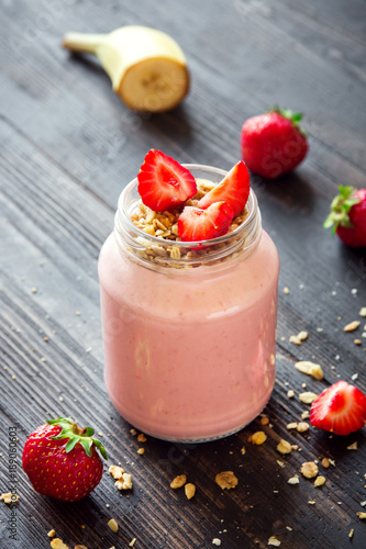 Cuadros en Lienzo Strawberry and banana smoothie with granola