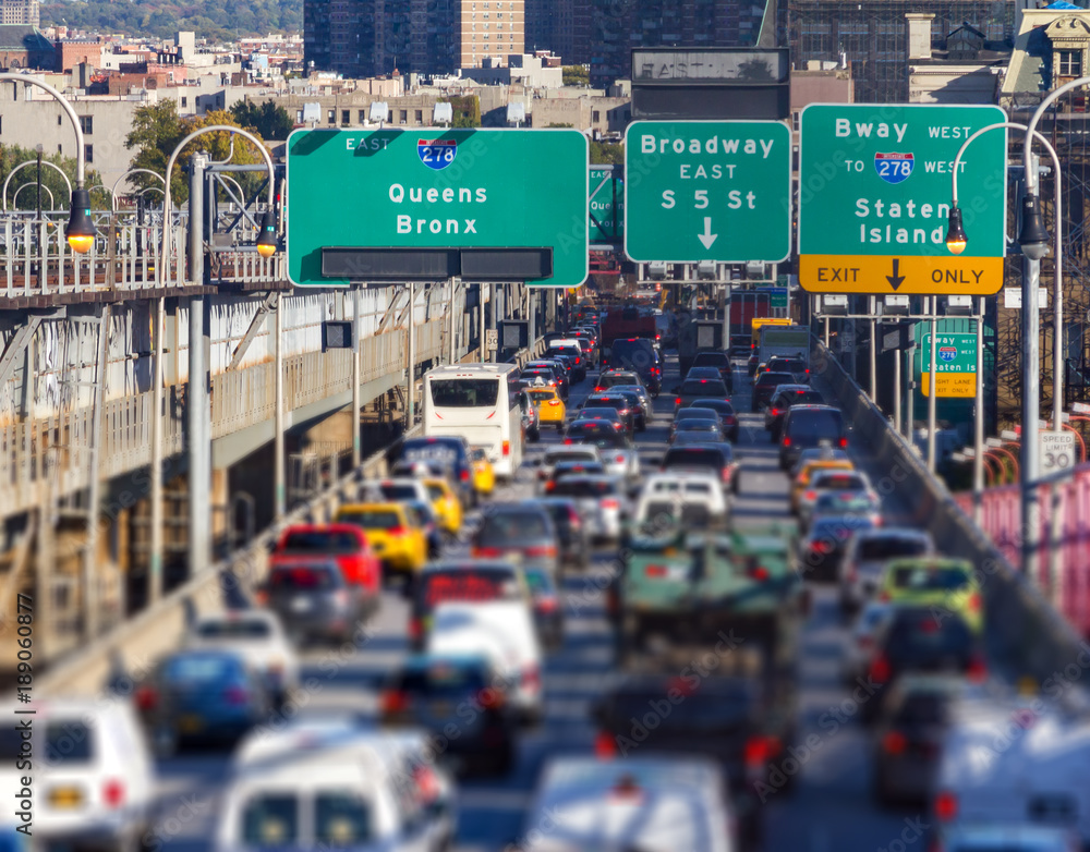 Rush hour traffic jam on the Williamsburg Bridge in Brooklyn, New York ...