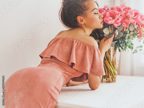 Fotomural Beautiful woman with pink peonies